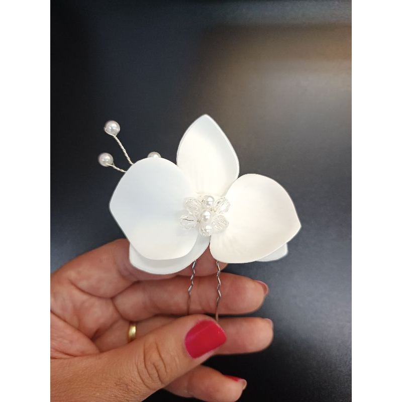 Arranjo de Cabelo Orquídea Branca e Pérolas – Elegância para Noivas e Madrinhas
